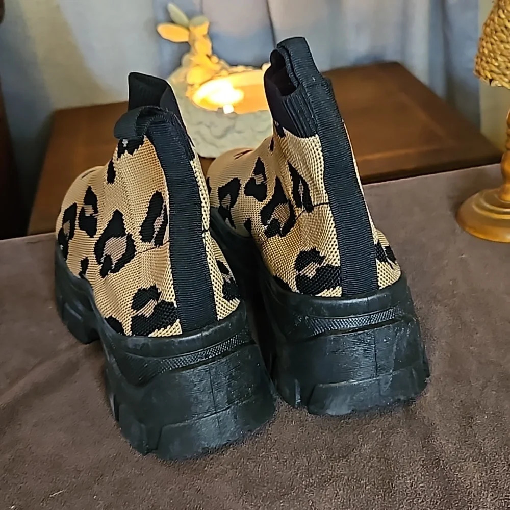 YOKI Women's Comfort Leopard Sneaker NWT - Picture 3 of 6